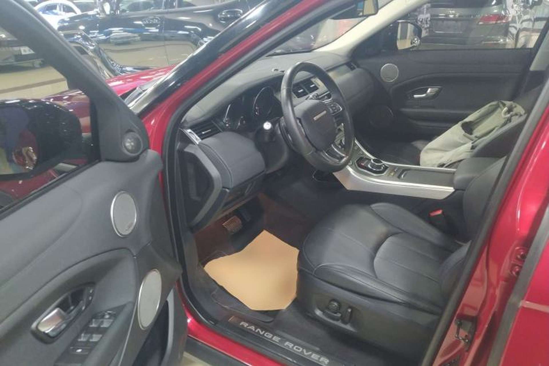 Used Land Rover Range Evoque 2018 240 PS SE Smart Brilliance Edition Interior 3