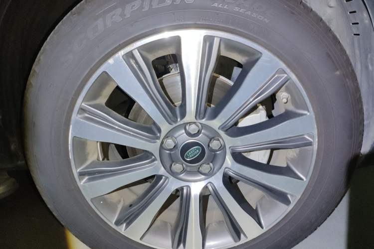Used Land Rover Range Evoque 2018 240 PS SE Smart Brilliance Edition Right Front Wheel Hub