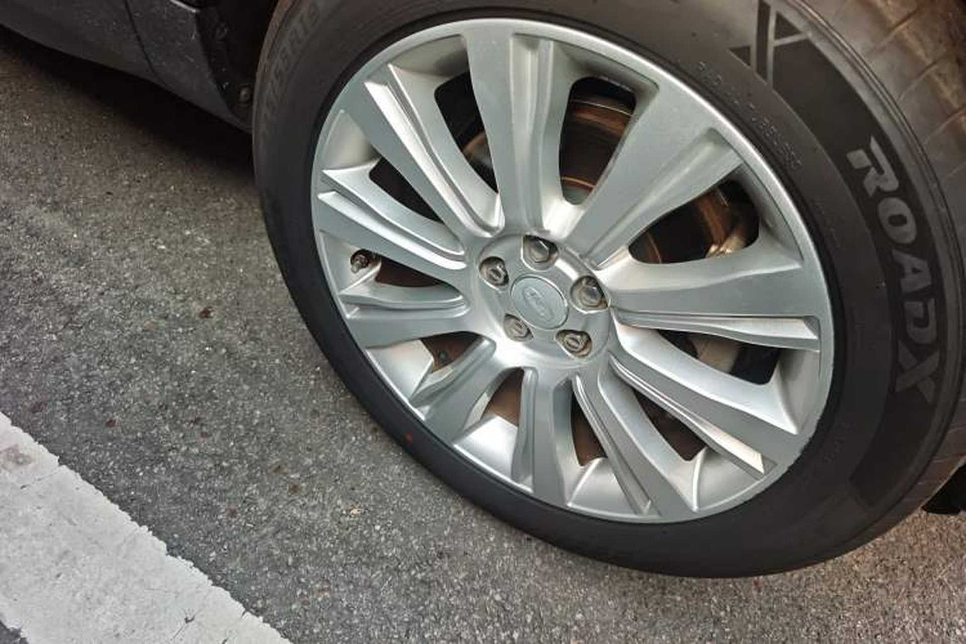 Used Land Rover Range Evoque 2018 240 PS SE Smart Brilliance Edition Right Front Wheel Hub