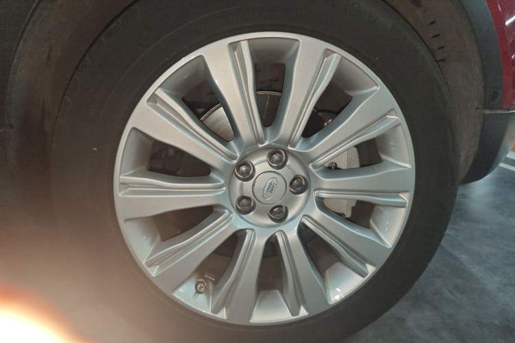 Used Land Rover Range Evoque 2018 240 PS SE Smart Brilliance Edition Right Front Wheel Hub