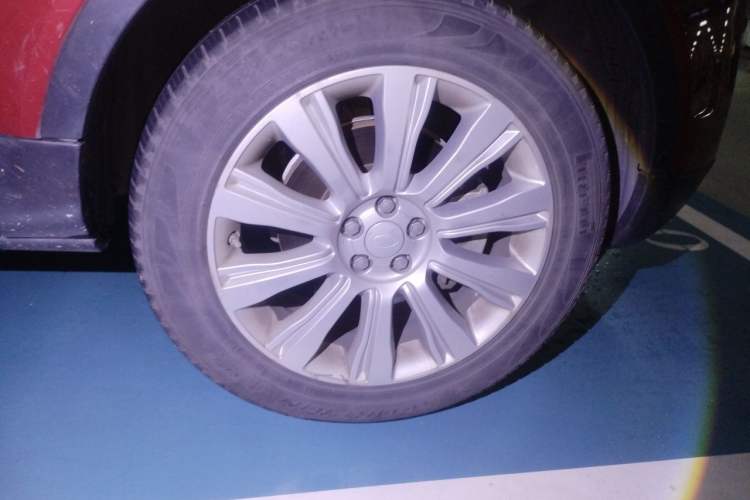 Used Land Rover Range Evoque 2018 240 PS SE Smart Brilliance Edition Right Front Wheel Hub