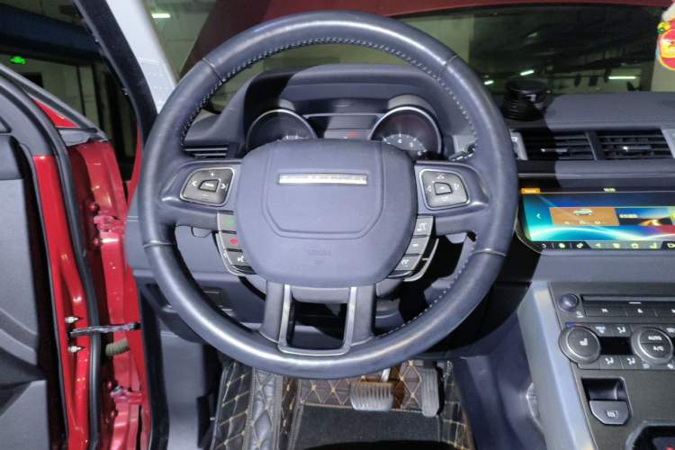Used Land Rover Range Evoque 2018 240 PS SE DYNAMIC Smart Edition Steering Wheel