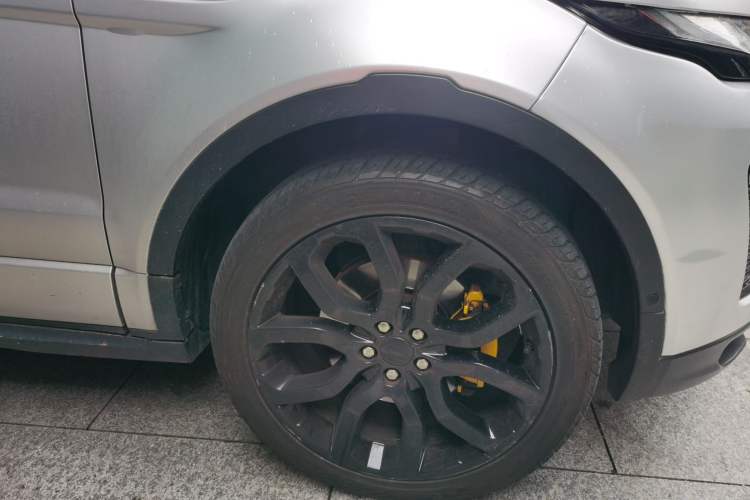 Used Land Rover Range Evoque 2018 240 PS SE DYNAMIC Smart Edition Right Front Wheel Hub