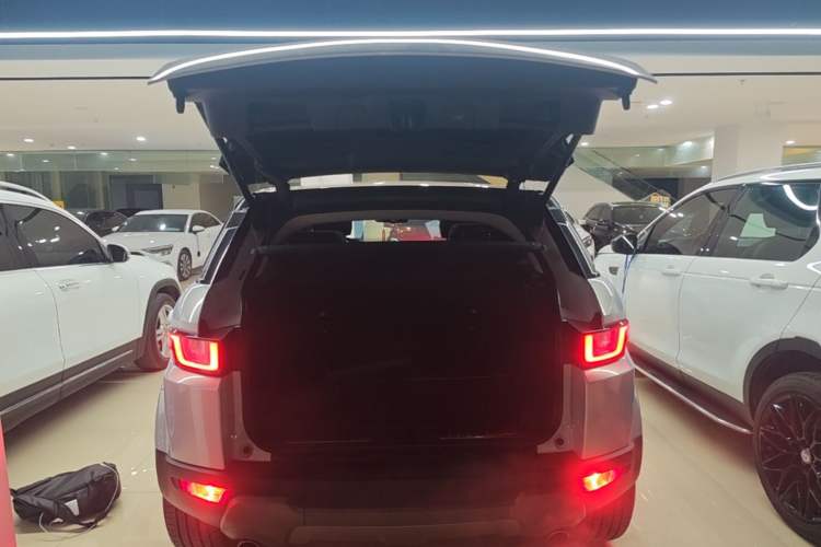 Used Land Rover Range Evoque 2018 240 PS SE Smart Brilliance Edition Trunk