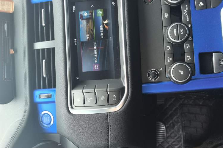 Used Land Rover Range Evoque 2018 240PS PURE Style Edition Audio And AC Panel