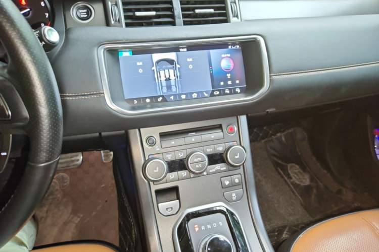 Used Land Rover Range Evoque 2018 240 PS HSE DYNAMIC All-Wheel Drive Edition Audio And AC Panel