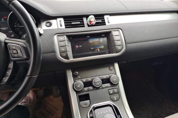 Used Land Rover Range Evoque 2018 240PS PURE Style Edition Audio And AC Panel