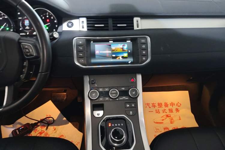 Used Land Rover Range Evoque 2018 240PS PURE Style Edition Audio And AC Panel
