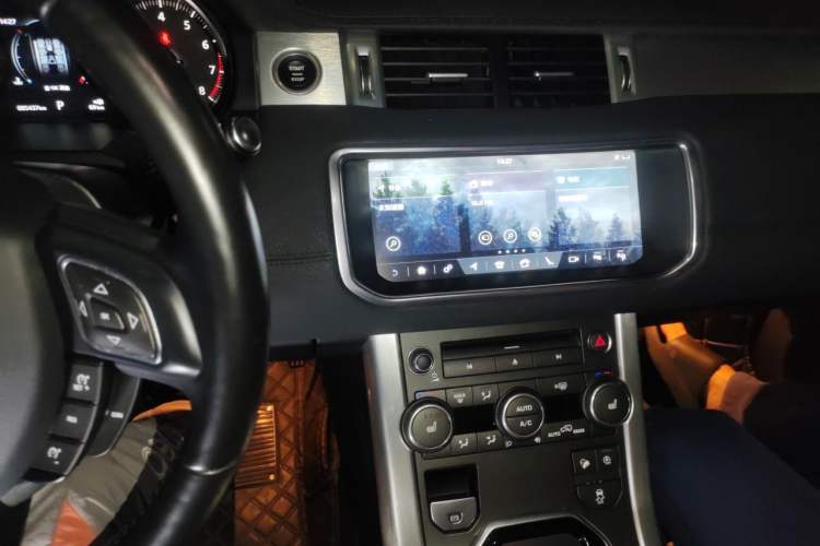 Used Land Rover Range Evoque 2018 240 PS SE Smart Brilliance Edition Audio And AC Panel