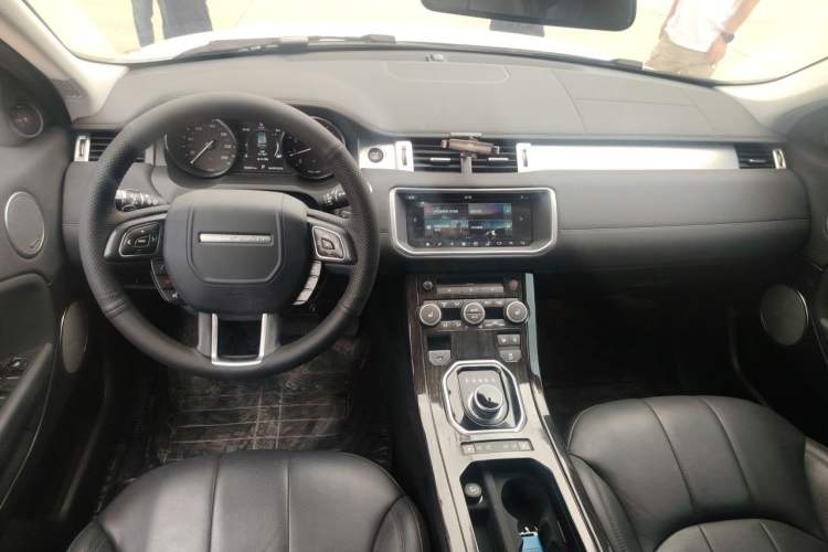 Used Land Rover Range Evoque 2018 240 PS SE Smart Brilliance Edition Center Console