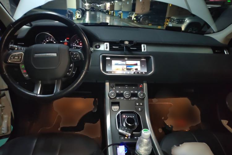 Used Land Rover Range Evoque 2018 240 PS SE Smart Brilliance Edition Center Console