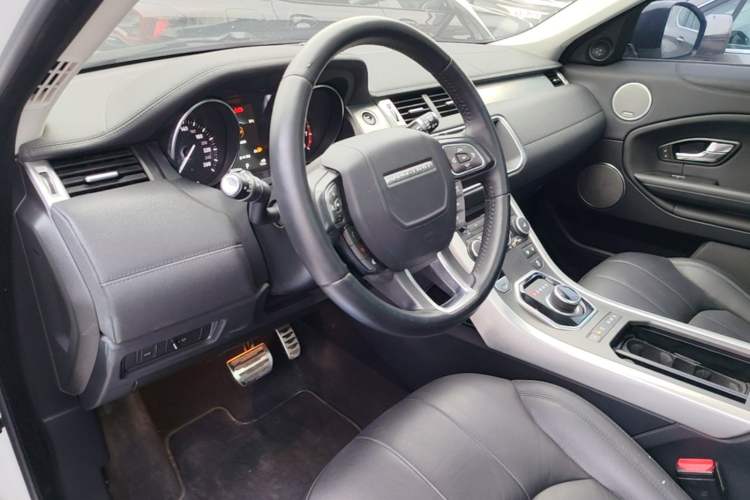 Used Land Rover Range Evoque 2018 240 PS SE Smart Brilliance Edition Center Console
