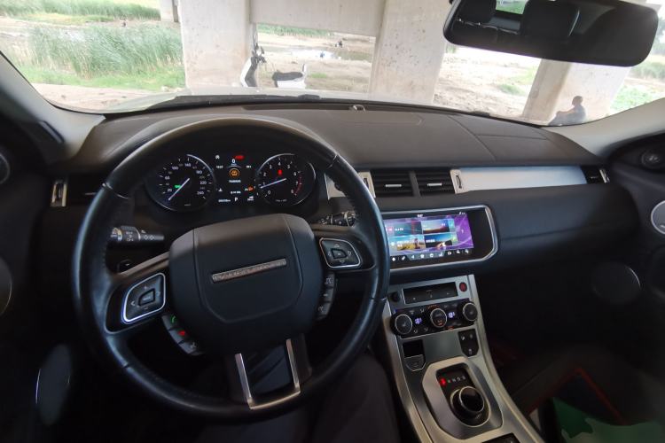 Used Land Rover Range Evoque 2018 240 PS SE Smart Brilliance Edition Center Console