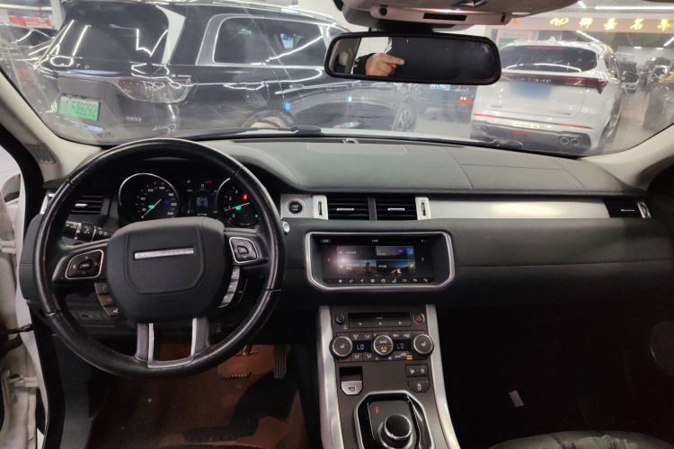 Used Land Rover Range Evoque 2018 240 PS SE Smart Brilliance Edition Center Console