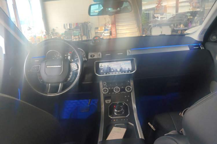 Used Land Rover Range Evoque 2018 240 PS SE Smart Brilliance Edition Center Console