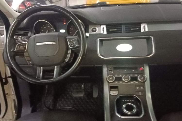 Used Land Rover Range Evoque 2018 240 PS SE Smart Brilliance Edition Center Console