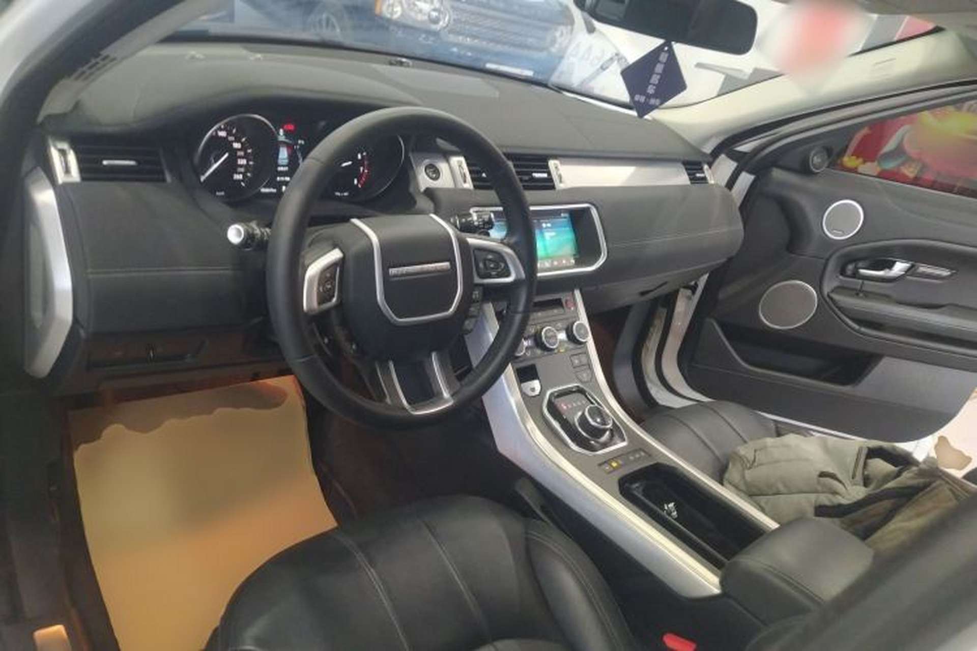 Used Land Rover Range Evoque 2018 240 PS SE DYNAMIC Smart Edition Center Console