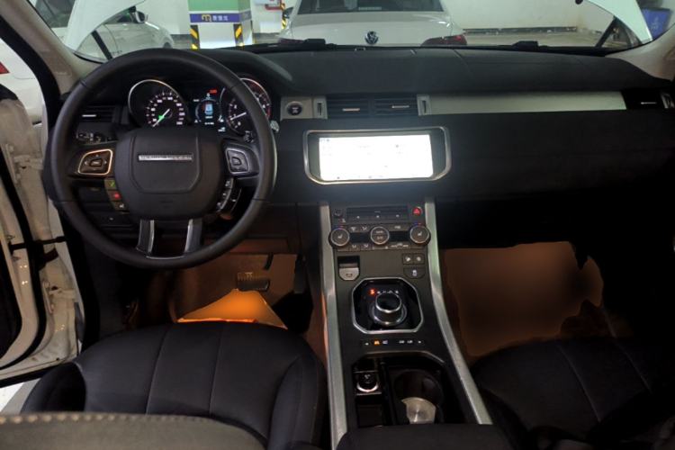Used Land Rover Range Evoque 2018 240 PS SE Smart Brilliance Edition Center Console