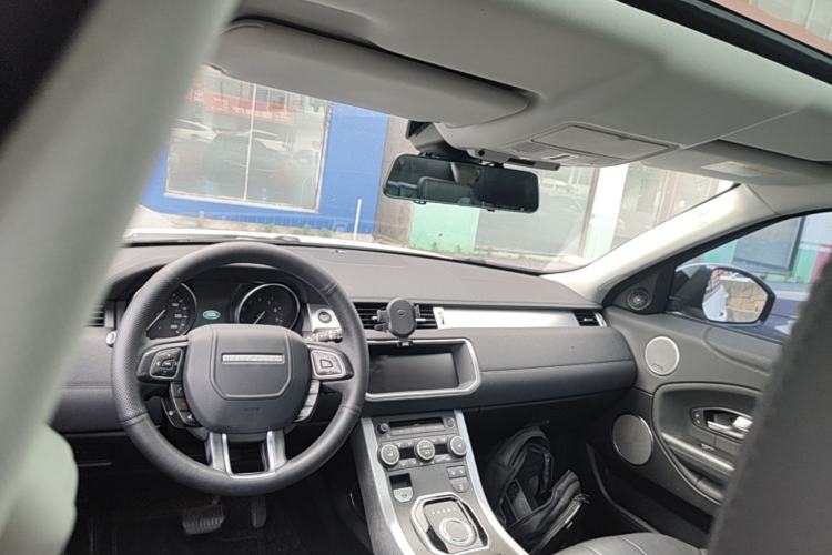 Used Land Rover Range Evoque 2018 240 PS SE Smart Brilliance Edition Center Console