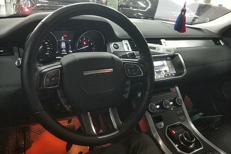 Used Land Rover Range Evoque 2018 240 PS SE Smart Brilliance Edition Center Console