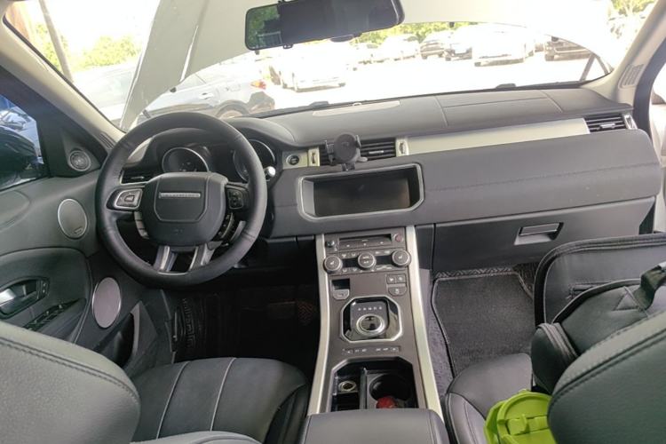 Used Land Rover Range Evoque 2018 240 PS SE Smart Brilliance Edition Center Console