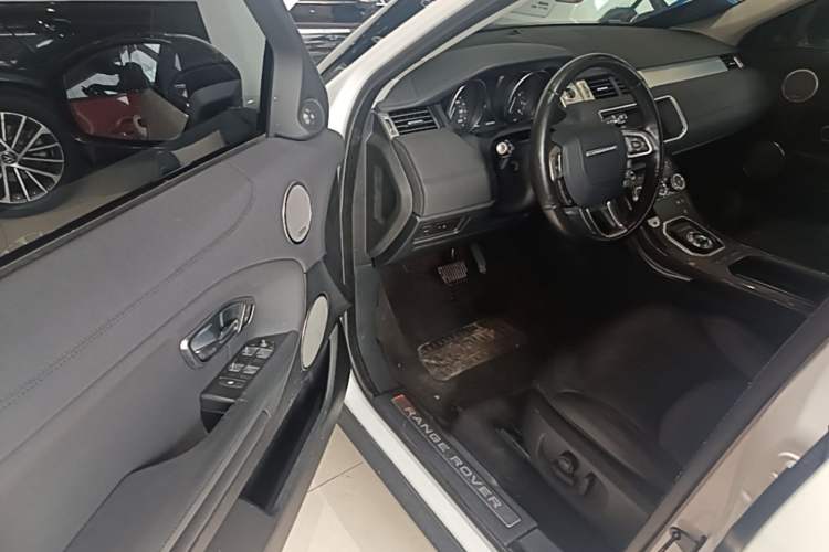 Used Land Rover Range Evoque 2018 240 PS SE Smart Brilliance Edition Driver Seat