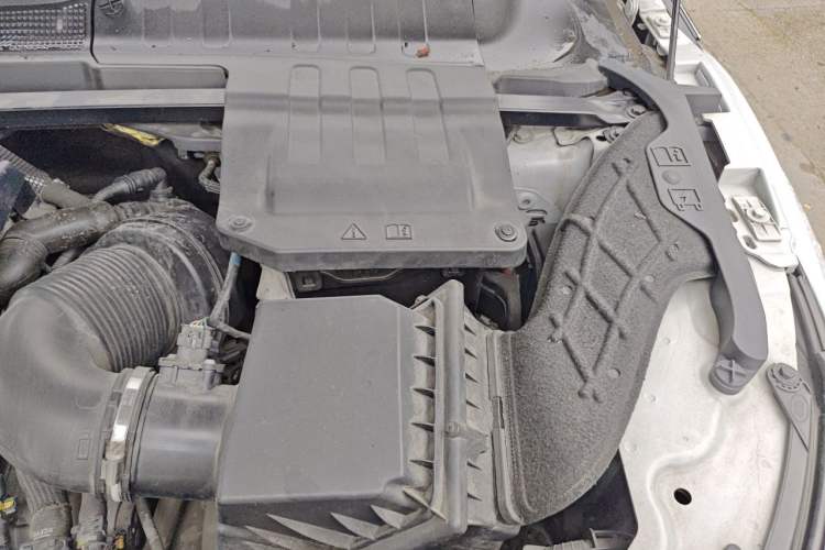 Used Land Rover Range Evoque 2018 240 PS SE Smart Brilliance Edition Engine Bay Left