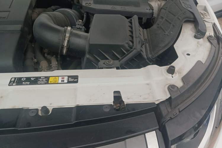 Used Land Rover Range Evoque 2018 240 PS SE Smart Brilliance Edition Engine Bay Left