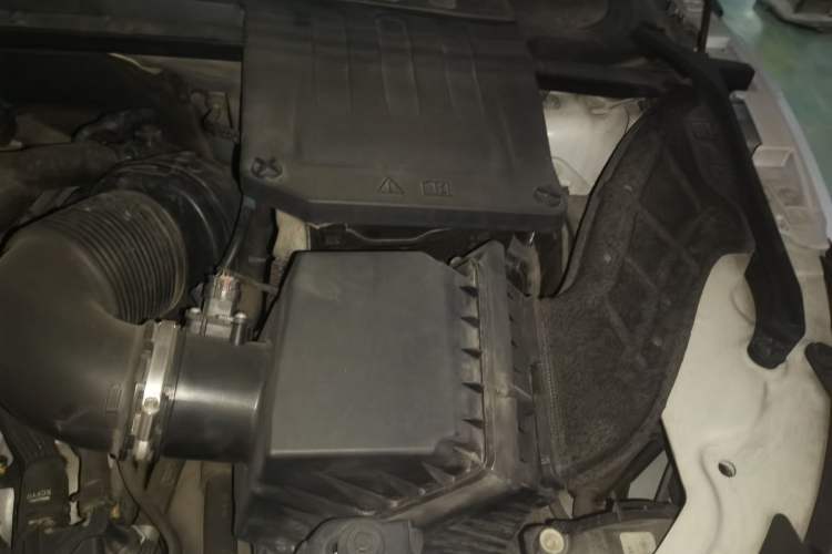 Used Land Rover Range Evoque 2018 240 PS SE Smart Brilliance Edition Engine Bay Left