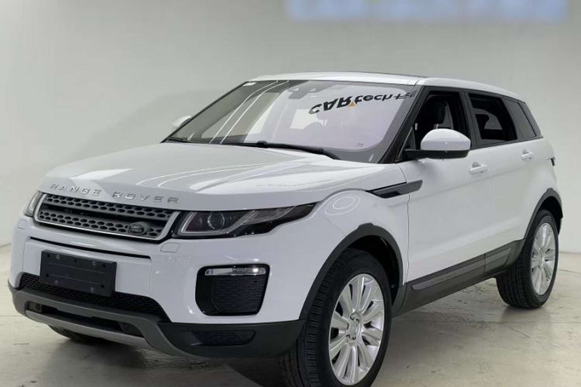 Used Land Rover Range Evoque 2018 240 PS SE Smart Brilliance Edition Front Left 45 Deg