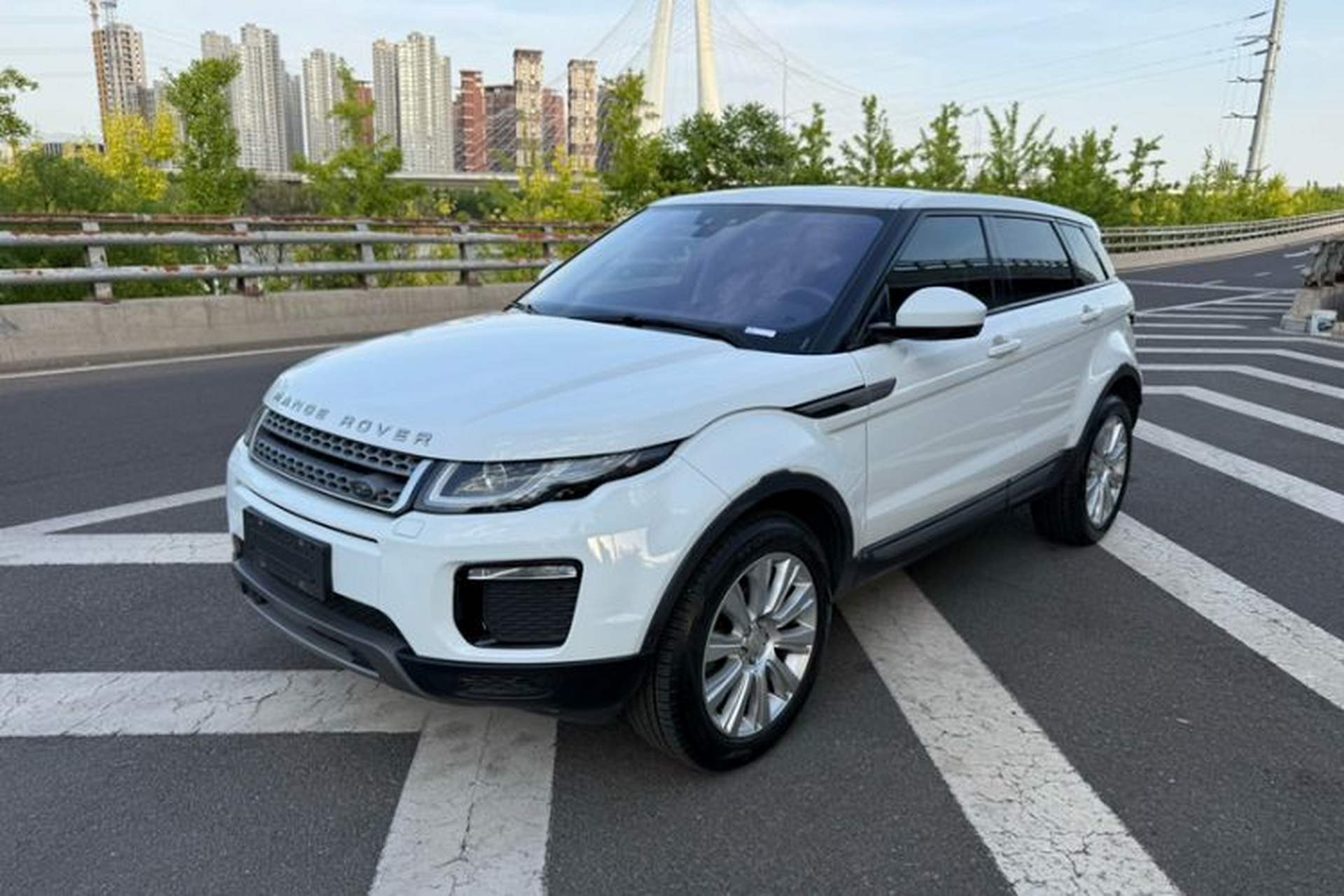Used Land Rover Range Evoque 2018 240 PS SE Smart Brilliance Edition Front Left 45 Deg