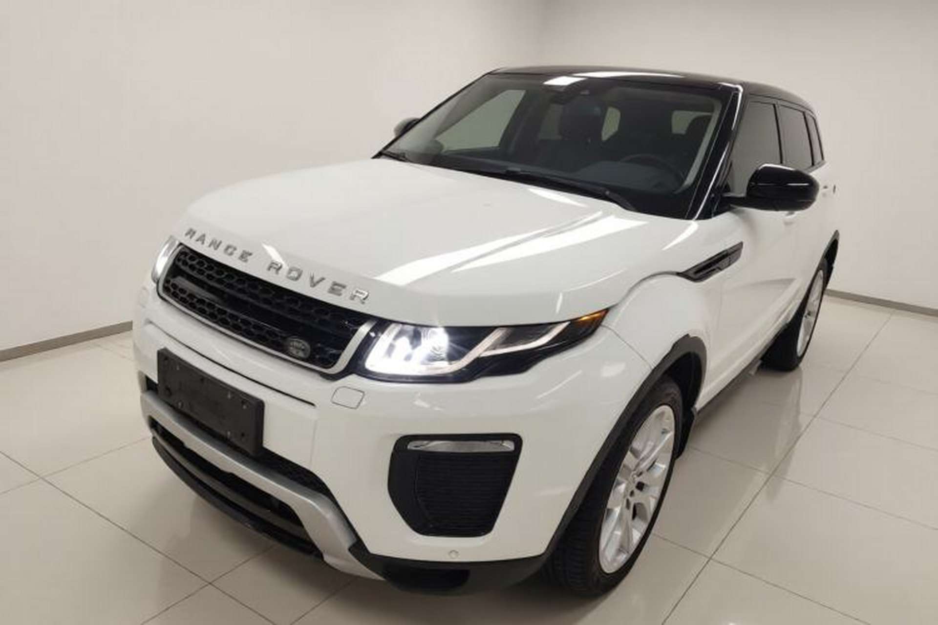 Used Land Rover Range Evoque 2018 240 PS SE DYNAMIC Smart Edition Front Left 45 Deg