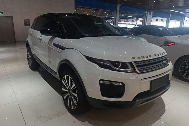Used Land Rover Range Evoque 2018 240 PS SE Smart Brilliance Edition Front Right 45 Deg