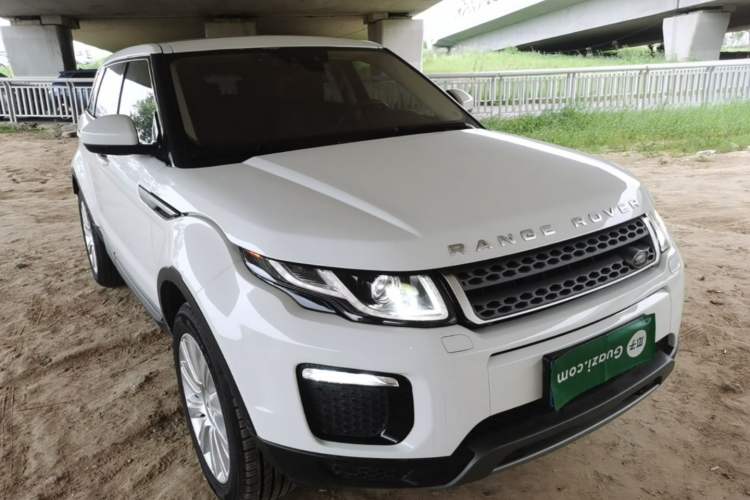 Used Land Rover Range Evoque 2018 240 PS SE Smart Brilliance Edition Front Right 45 Deg