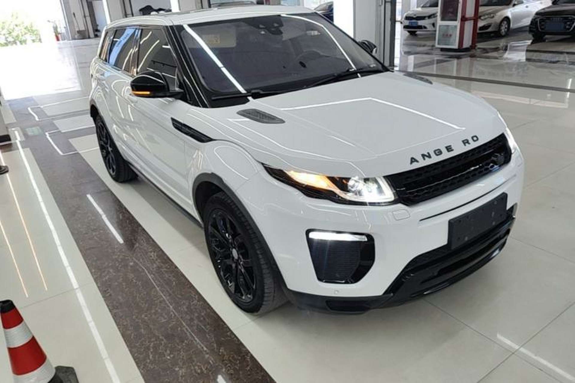 Used Land Rover Range Evoque 2018 240 PS SE DYNAMIC Smart Edition Front Right 45 Deg
