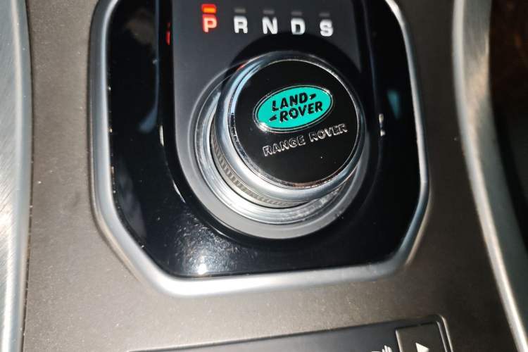 Used Land Rover Range Evoque 2018 240 PS SE Smart Brilliance Edition Gear Lever