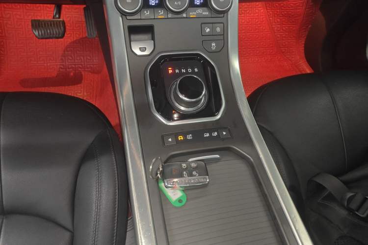 Used Land Rover Range Evoque 2018 240 PS SE Smart Brilliance Edition Gear Lever
