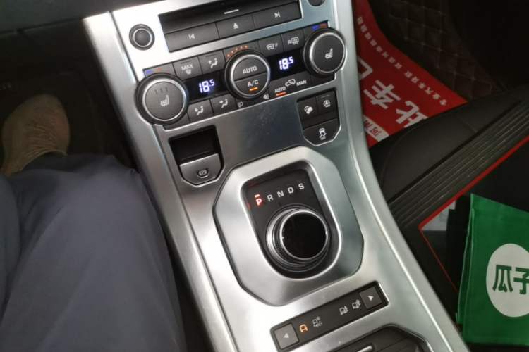 Used Land Rover Range Evoque 2018 240 PS SE Smart Brilliance Edition Gear Lever