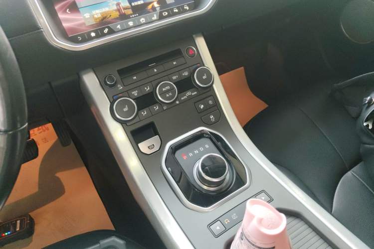 Used Land Rover Range Evoque 2018 240 PS SE Smart Brilliance Edition Gear Lever
