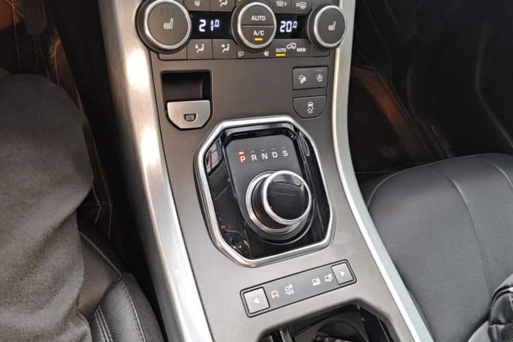 Used Land Rover Range Evoque 2018 240 PS SE Smart Brilliance Edition Gear Lever