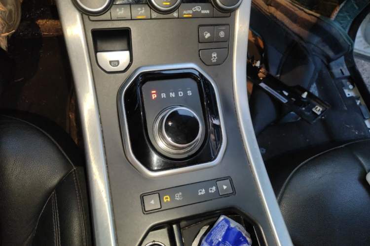 Used Land Rover Range Evoque 2018 240 PS SE Smart Brilliance Edition Gear Lever
