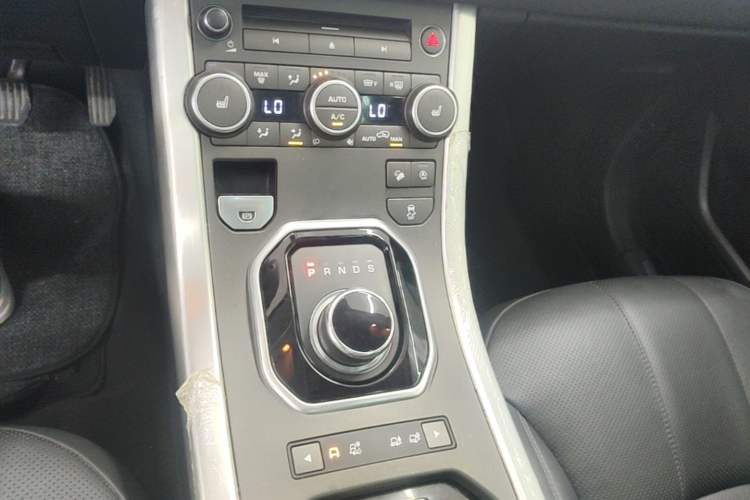 Used Land Rover Range Evoque 2018 240 PS SE DYNAMIC Smart Edition Gear Lever