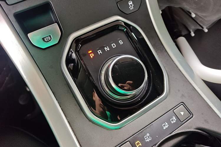 Used Land Rover Range Evoque 2018 240 PS SE Smart Brilliance Edition Gear Lever