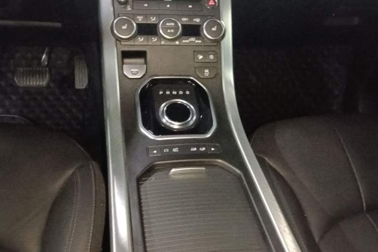 Used Land Rover Range Evoque 2018 240 PS SE Smart Brilliance Edition Gear Lever