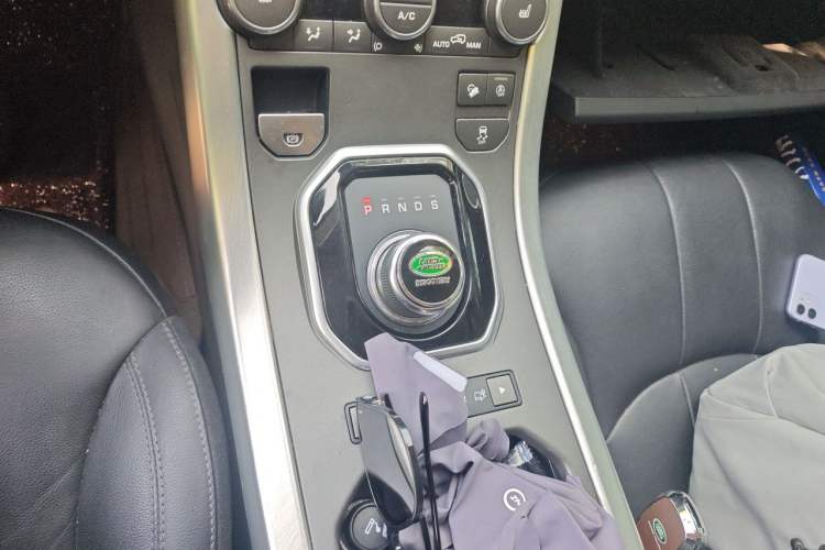 Used Land Rover Range Evoque 2018 240 PS SE Smart Brilliance Edition Gear Lever