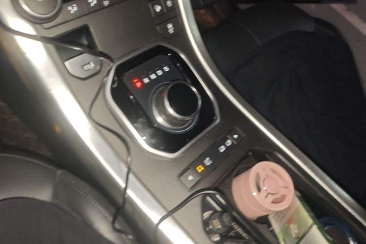Used Land Rover Range Evoque 2018 240 PS SE Smart Brilliance Edition Gear Lever