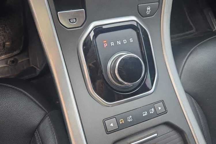 Used Land Rover Range Evoque 2018 240 PS SE Smart Brilliance Edition Gear Lever