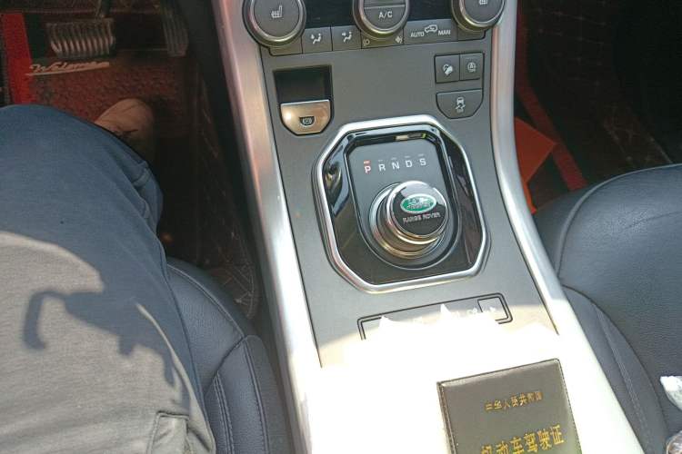 Used Land Rover Range Evoque 2018 240 PS SE Smart Brilliance Edition Gear Lever