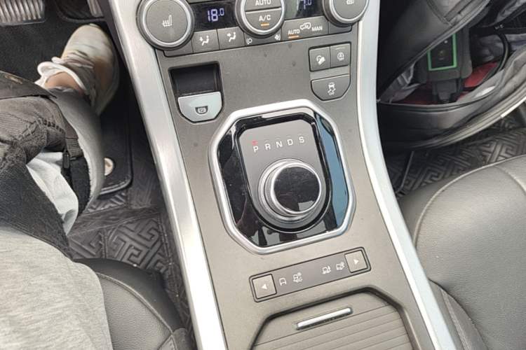 Used Land Rover Range Evoque 2018 240 PS SE Smart Brilliance Edition Gear Lever