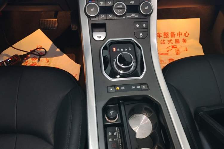 Used Land Rover Range Evoque 2018 240PS PURE Style Edition Gear Lever